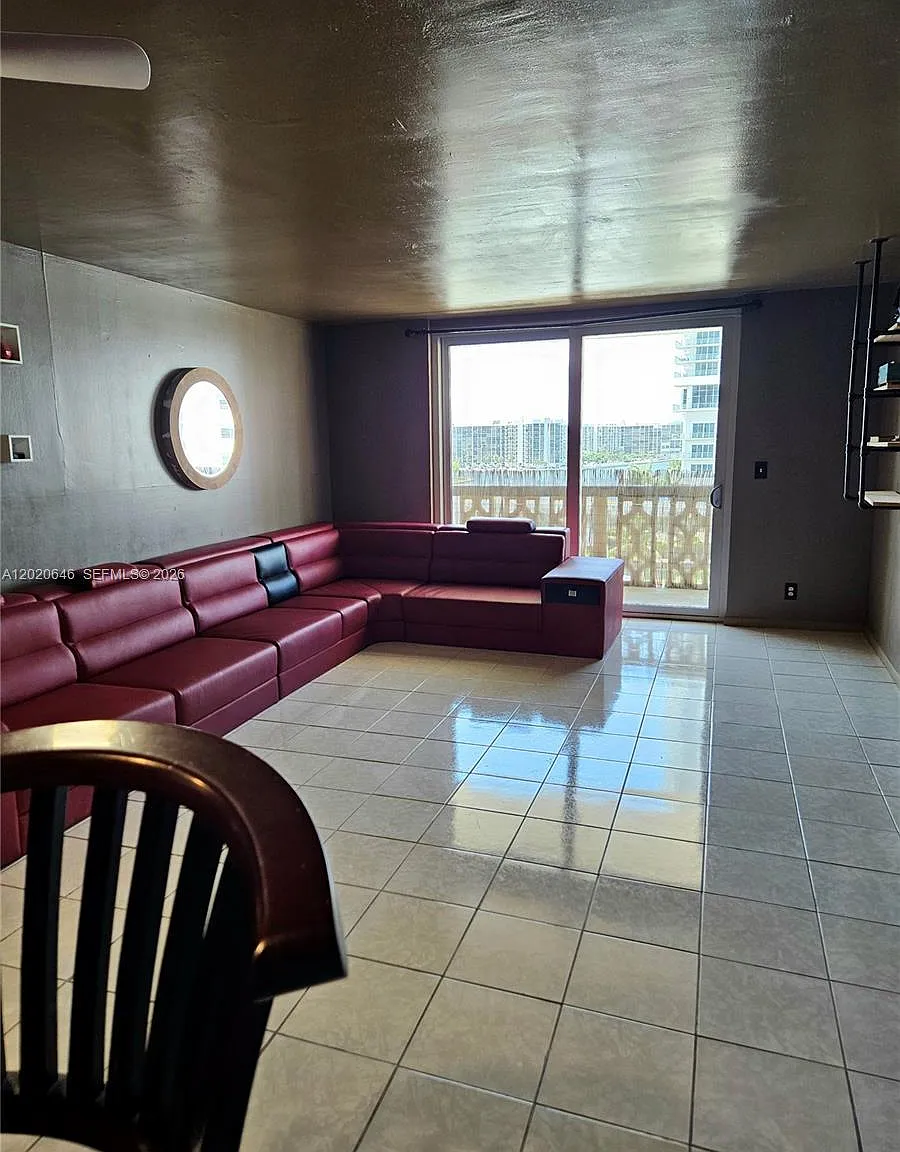 Imperial Towers Condo — Photo 4