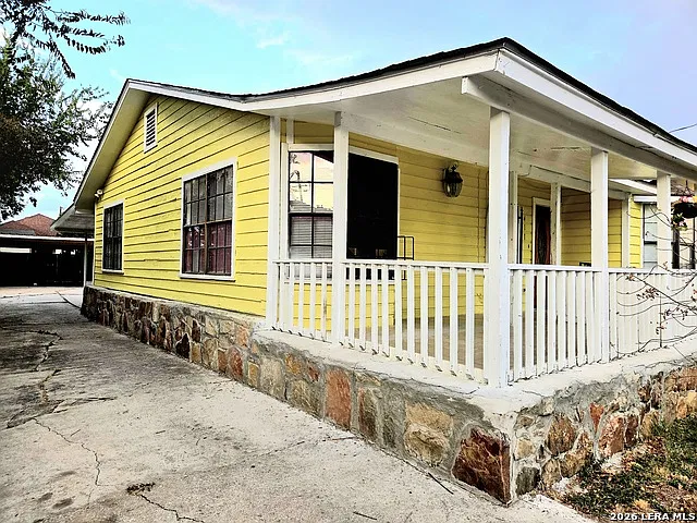 3 bed, 1.0 bath, 1017 sqft, $1,500 — Photo 3
