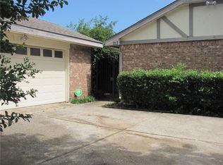 213 Lark Ln, Euless, TX 76039