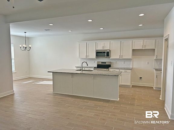 4th image of 18070 Piney Cir