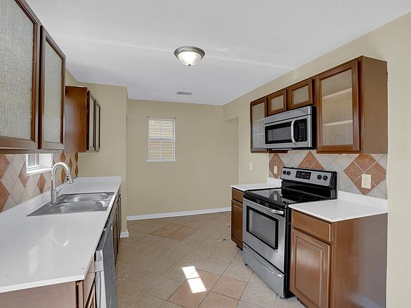 4th image of 112 Fox Grove Cir