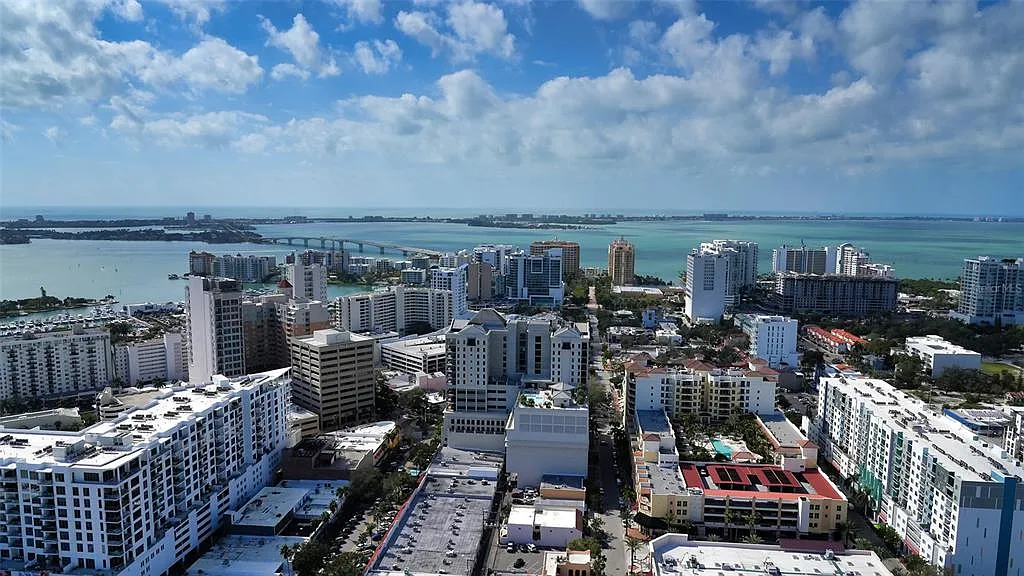 2 bed, 2.5 bath, 1707 sqft, $10,500 — Photo 2