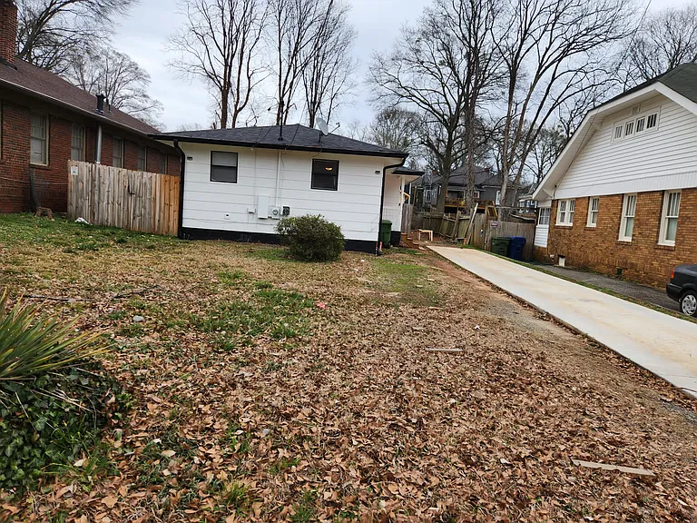 650 Holderness St SW — Photo 2