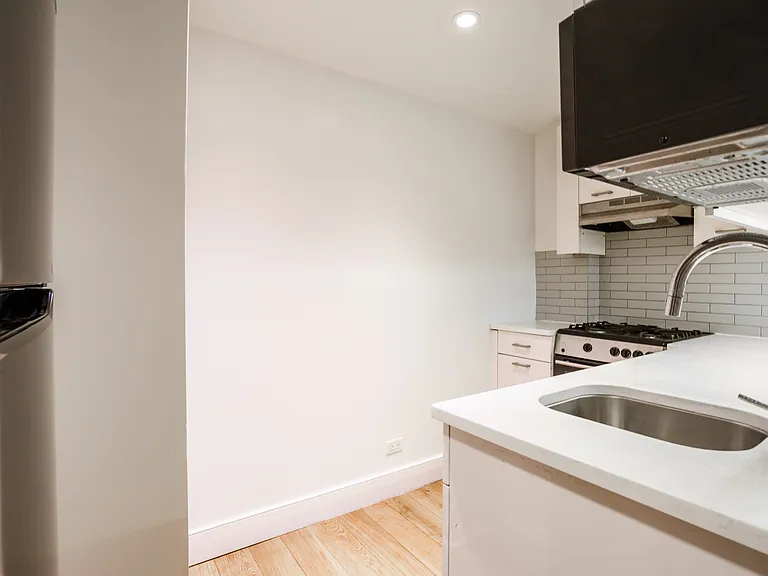 230 E 44th St #10F — Photo 3