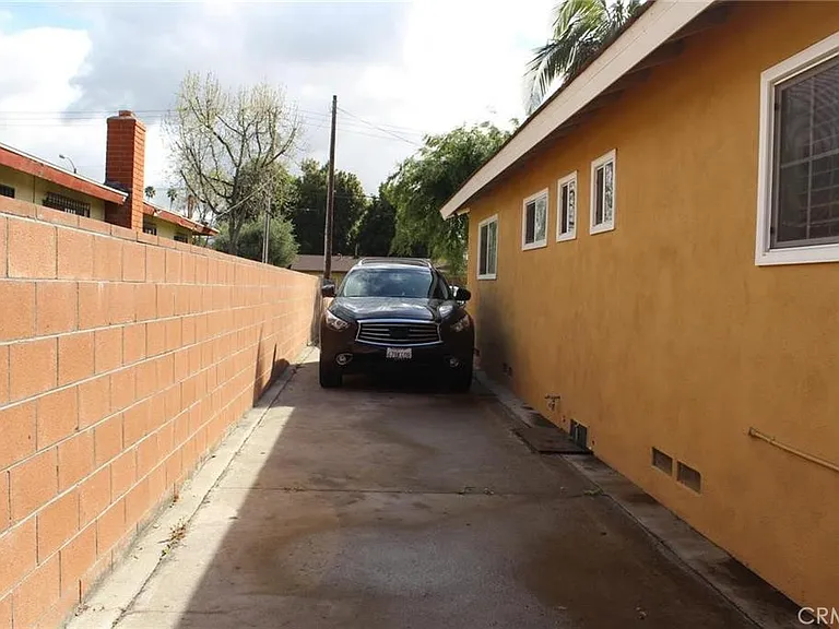 1233 S California Ave — Photo 21