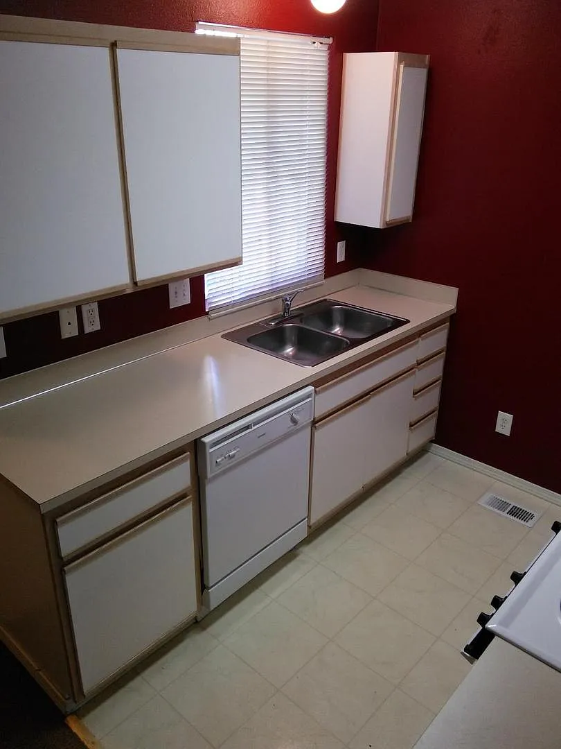 (867) 479 NE Conifer Blvd - 3 Bed / 1.5 Bath Townhome — Photo 4