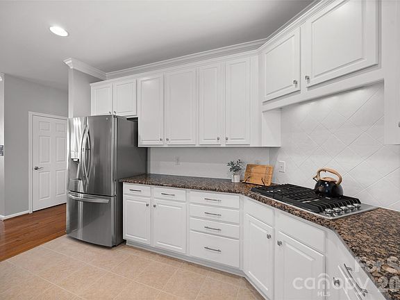 5th image of 765 Fairway Point Dr