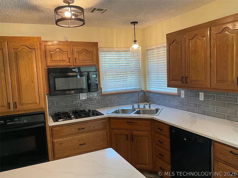3209 Skylane Dr — Photo 10