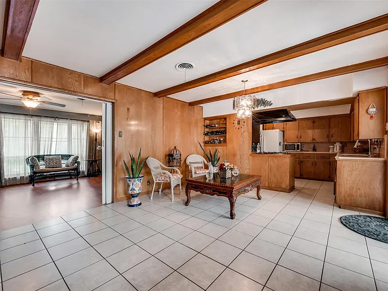 821 N Hampton Rd — Photo 3
