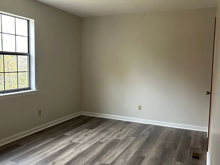 400 Alice Dr — Photo 2