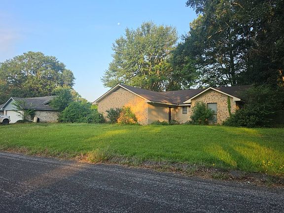 2nd image of 917 Robin Ln
