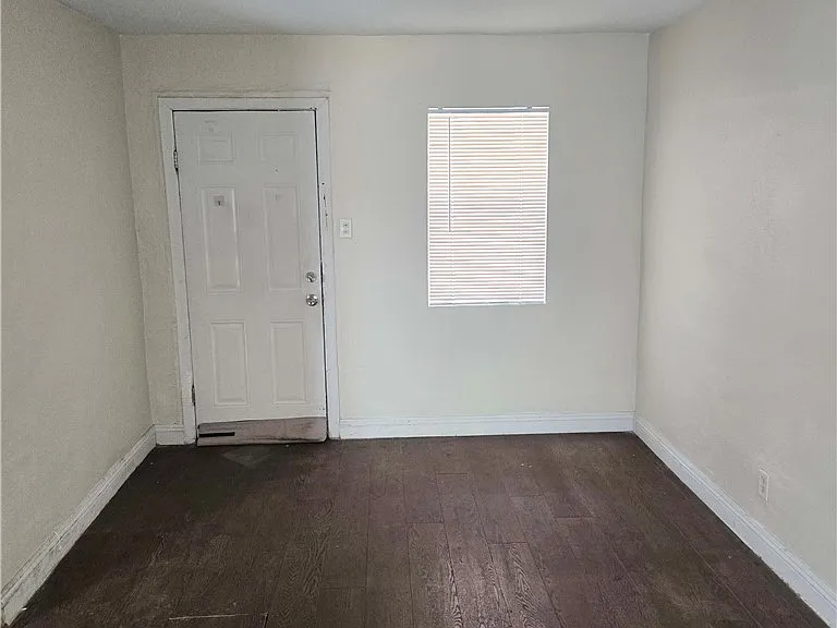 413 W Van Buren Ave #9 — Photo 2