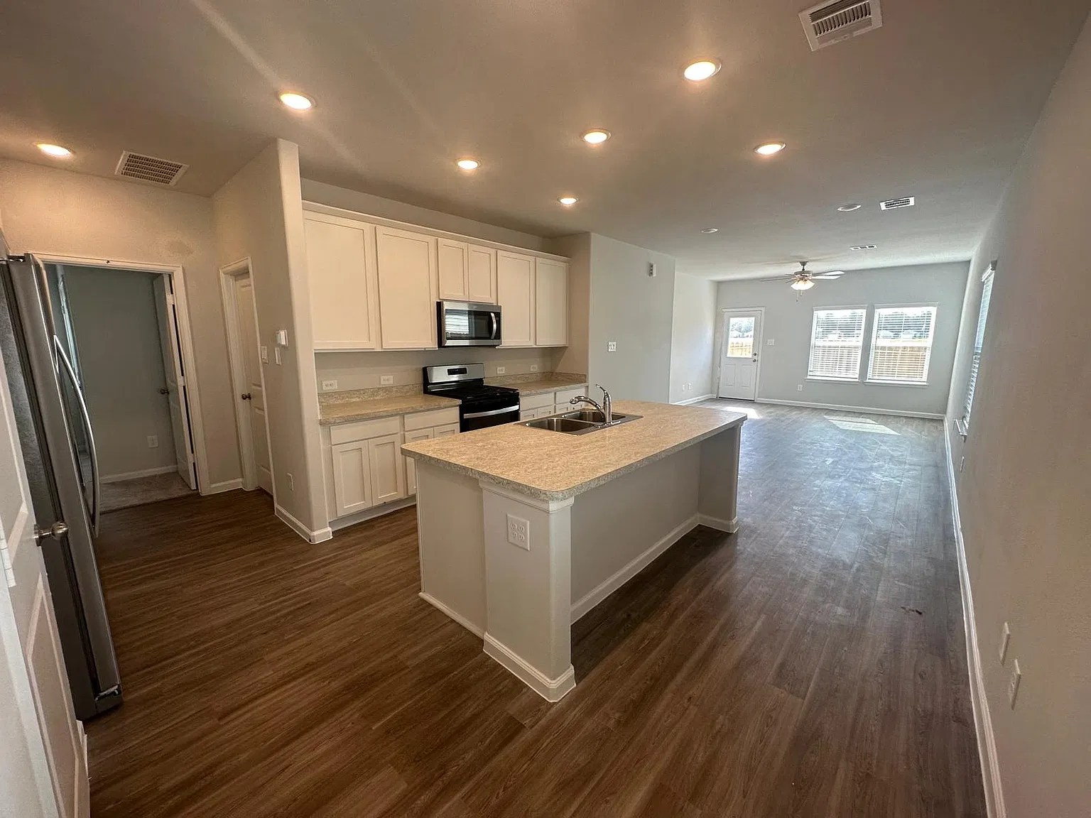 3 bed, 1288 sqft, $1,790 — Photo 3