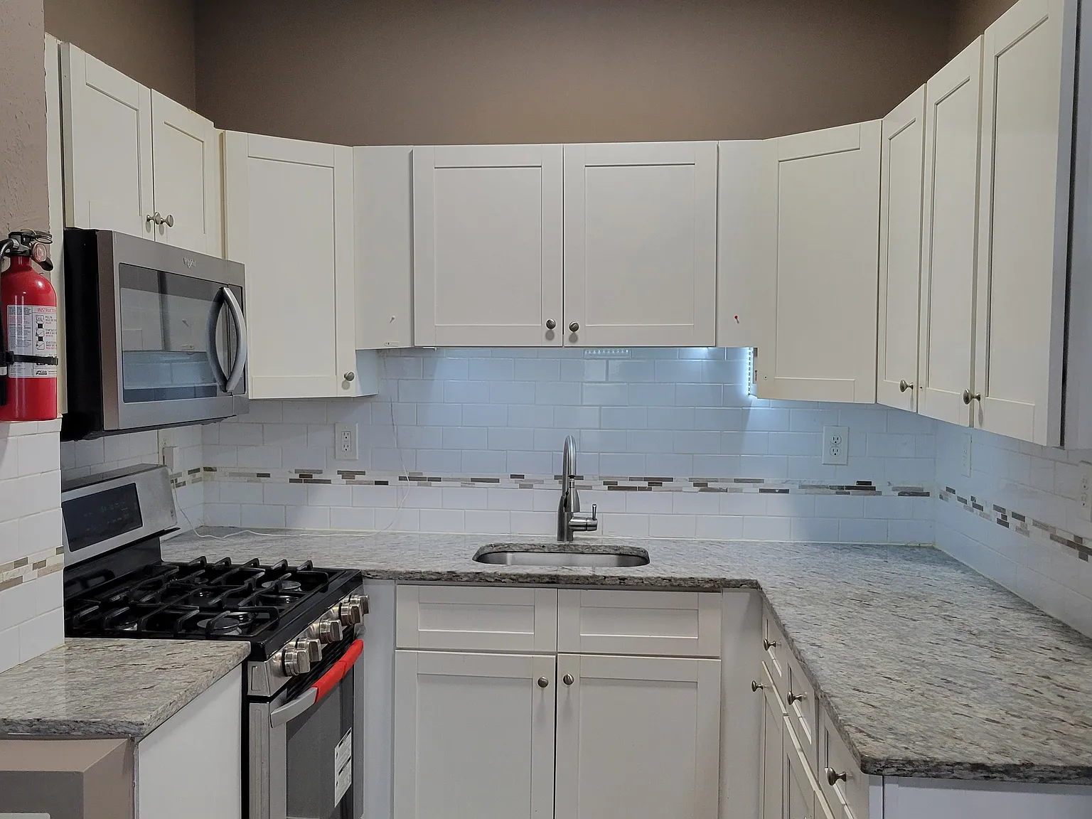 3 bed, 840 sqft, $2,400 — Photo 1