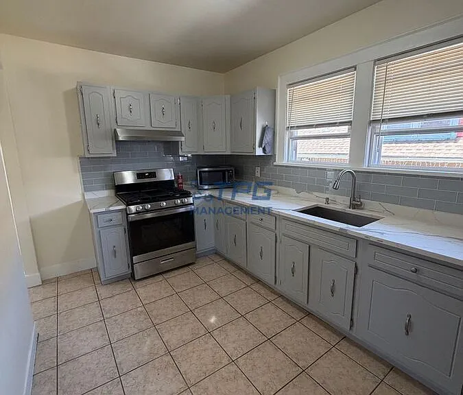 318 E 19th St #2 — Photo 1