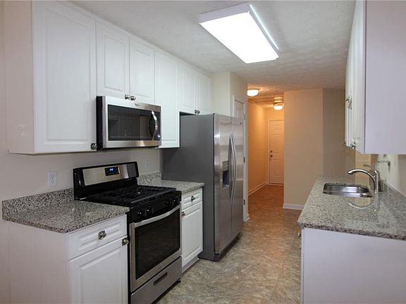 3rd image of 809 Honey Springs Dr
