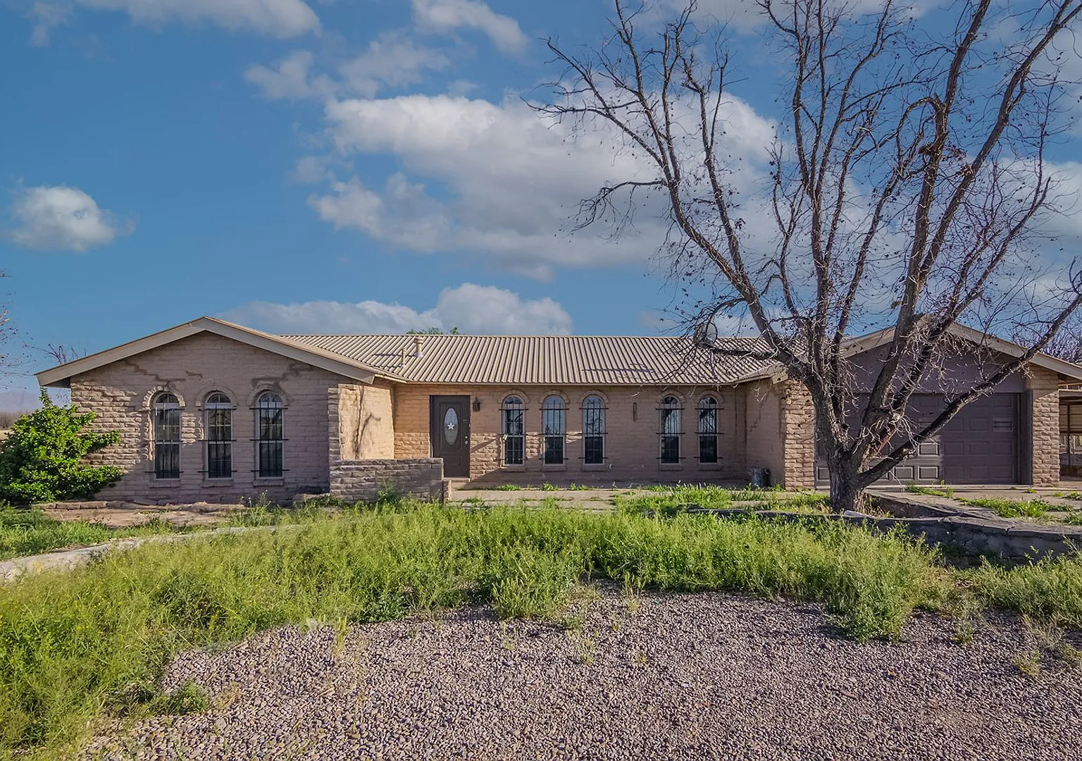 Adobe beauty in New Mexico South County Valley — Photo 1