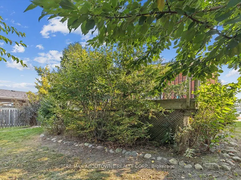 82 Whitlaw Way — Photo 33