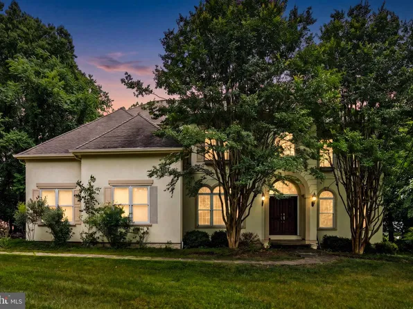 17951 Stoneleigh Dr, Round Hill, VA 20141