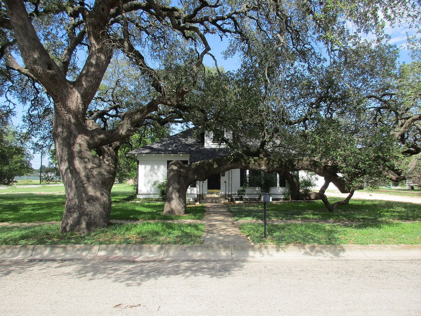 606 S Broad St, Lampasas, TX 76550 Zillow