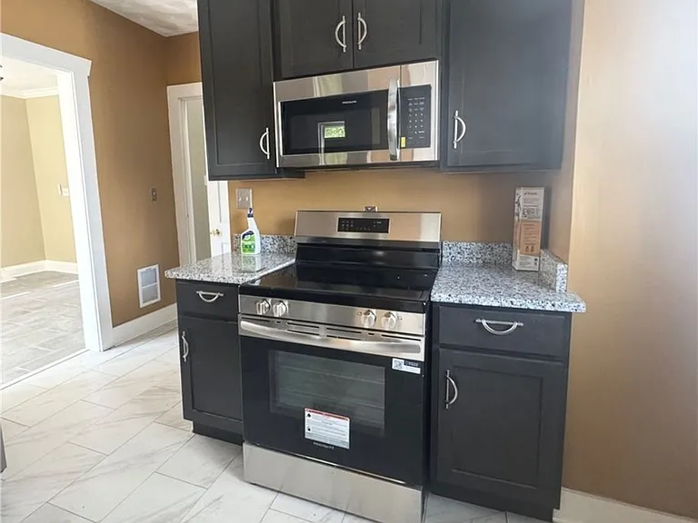 9606 Parmelee Ave — Photo 8