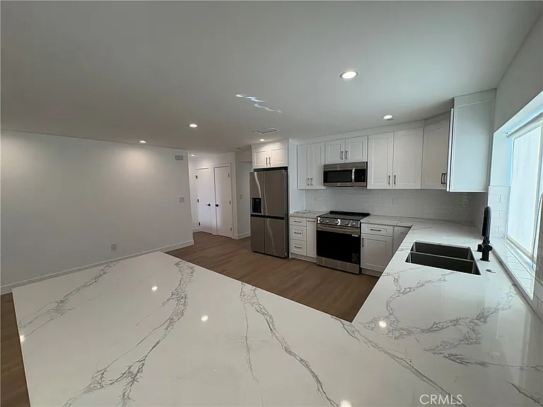 14165 Calvert St — Photo 4