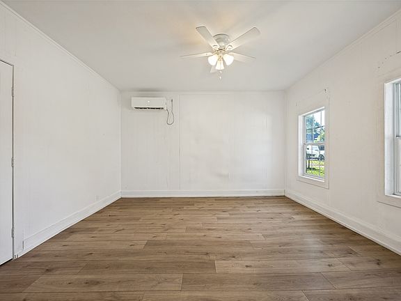 4th image of 423 W Munson St