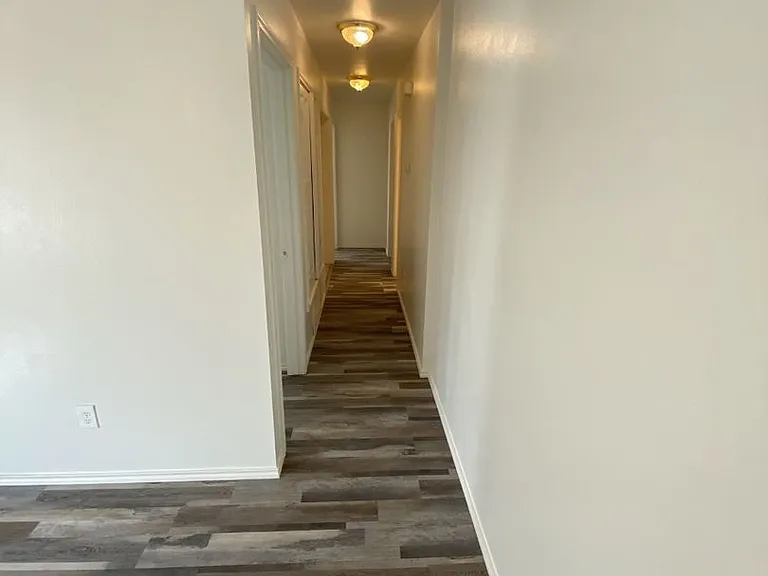 513 E Queens St — Photo 3
