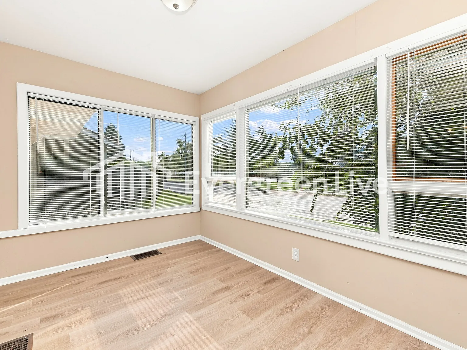 3 bed, 1.0 bath, 1304 sqft, $1,345 — Photo 4