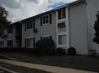 28 Steeplechase Ct, Somerset, NJ 08873