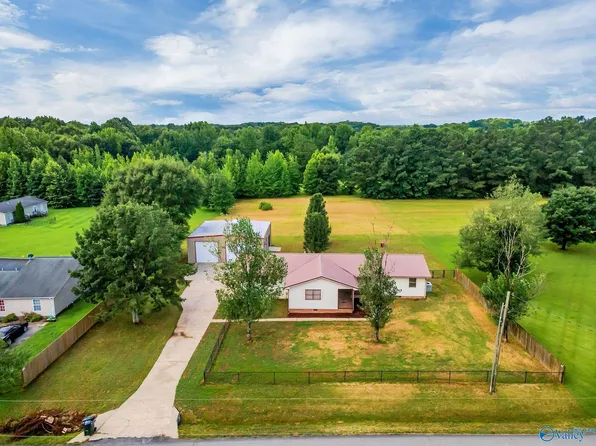 1368 Carter Grove Rd, Hazel Green, AL 35750