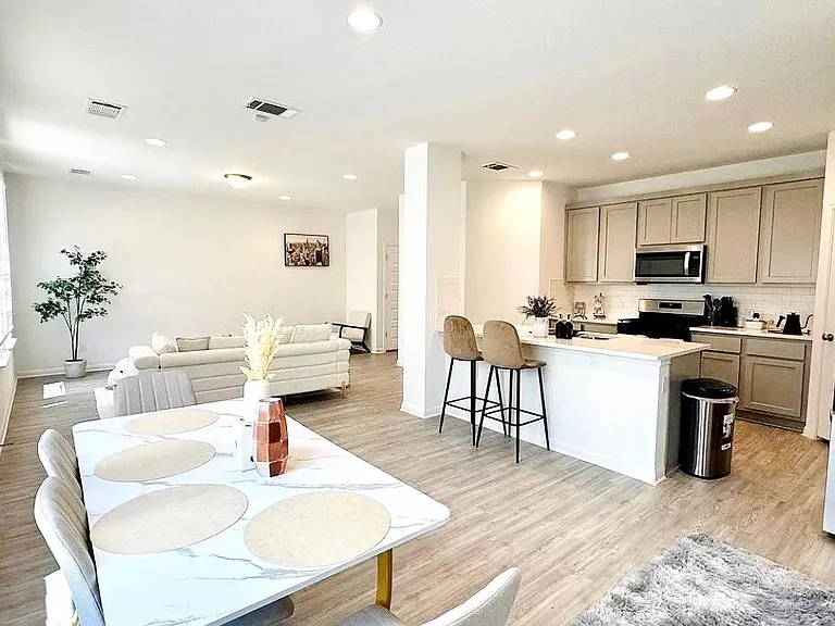 6915 Tiznow Ln — Photo 2