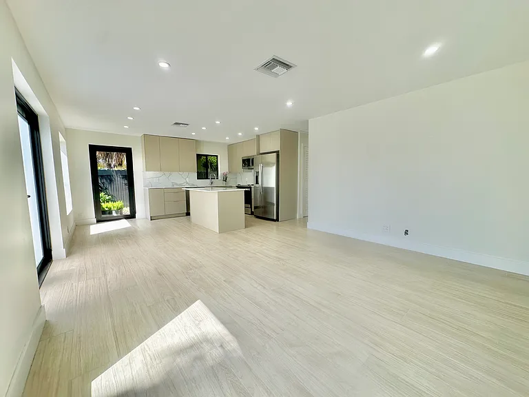 1610 NE 17th Ave #1612 — Photo 3
