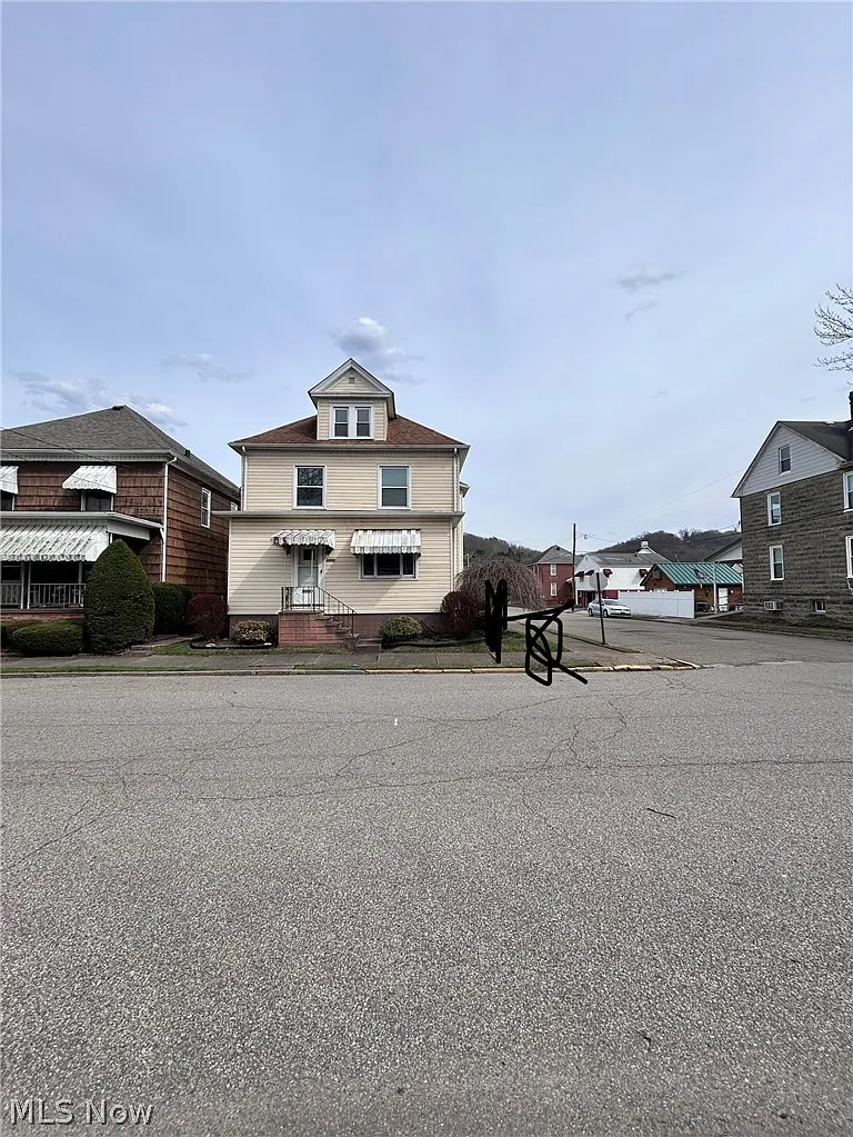 2200 Main St photo 1