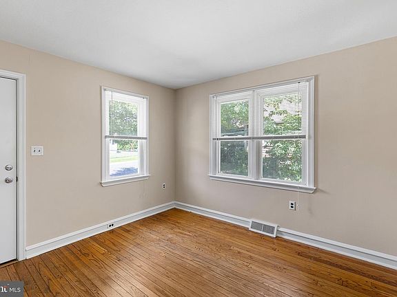 4th image of 302 S Clifton Ave