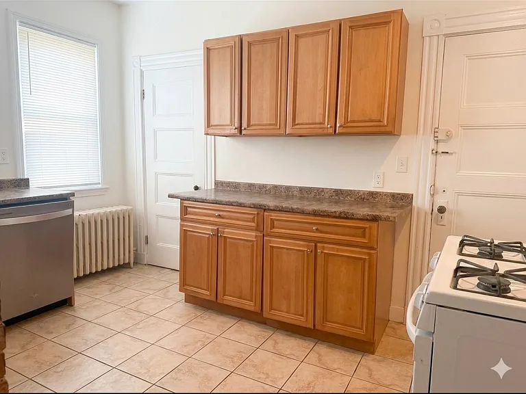 75 Elmira St — Photo 4