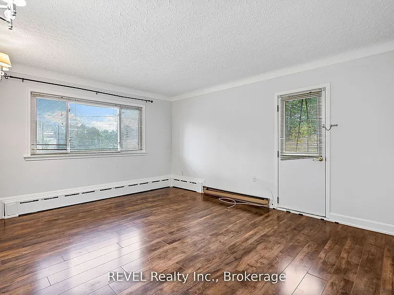 462B Carlton St — Photo 2