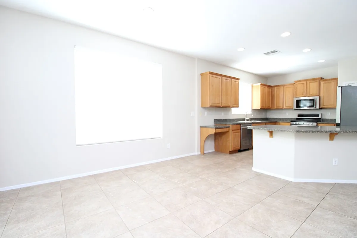 3 bed, 2.0 bath, 1723 sqft, $2,450 — Photo 4