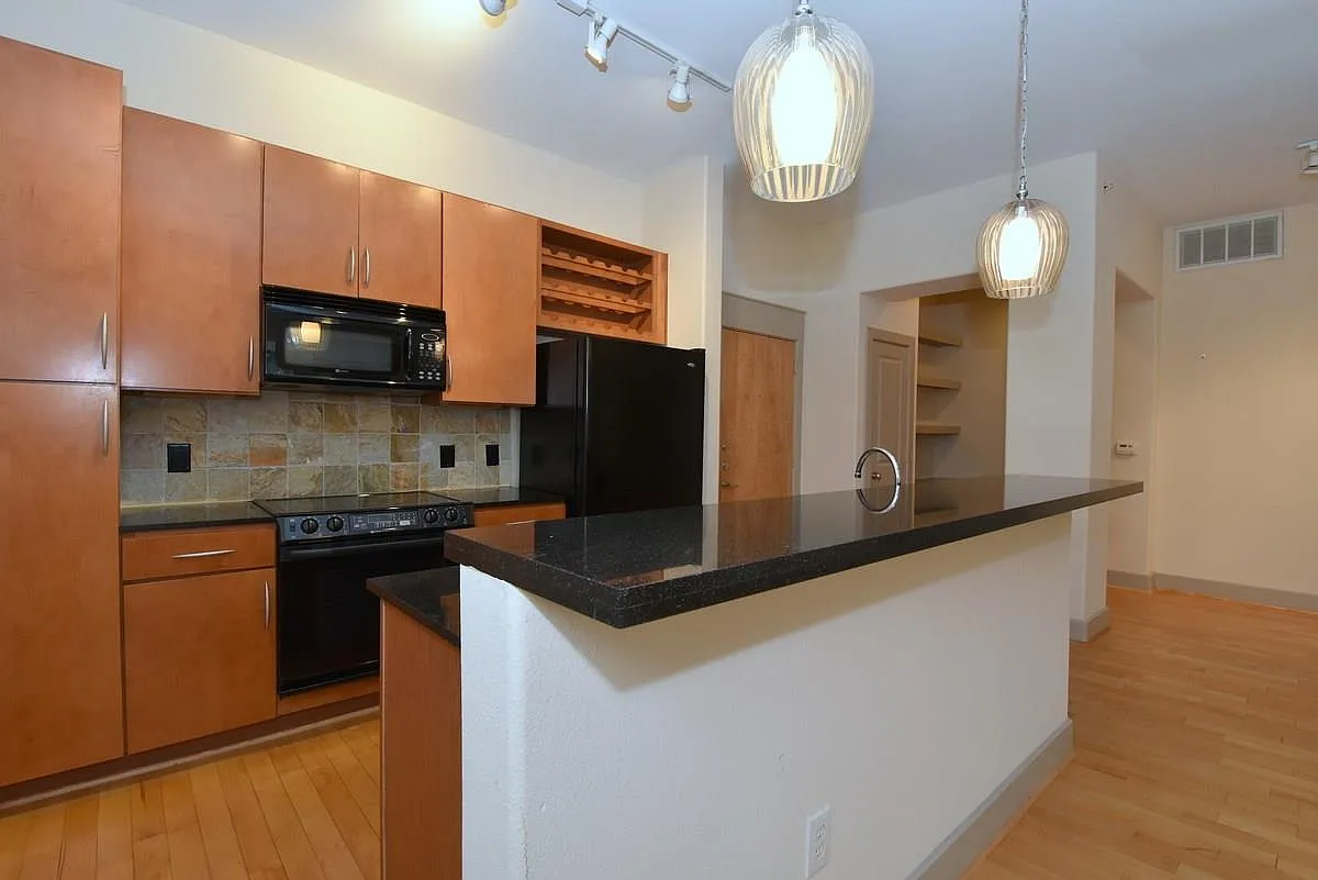 1 bed, 1.0 bath, 982 sqft, $1,725 — Photo 3