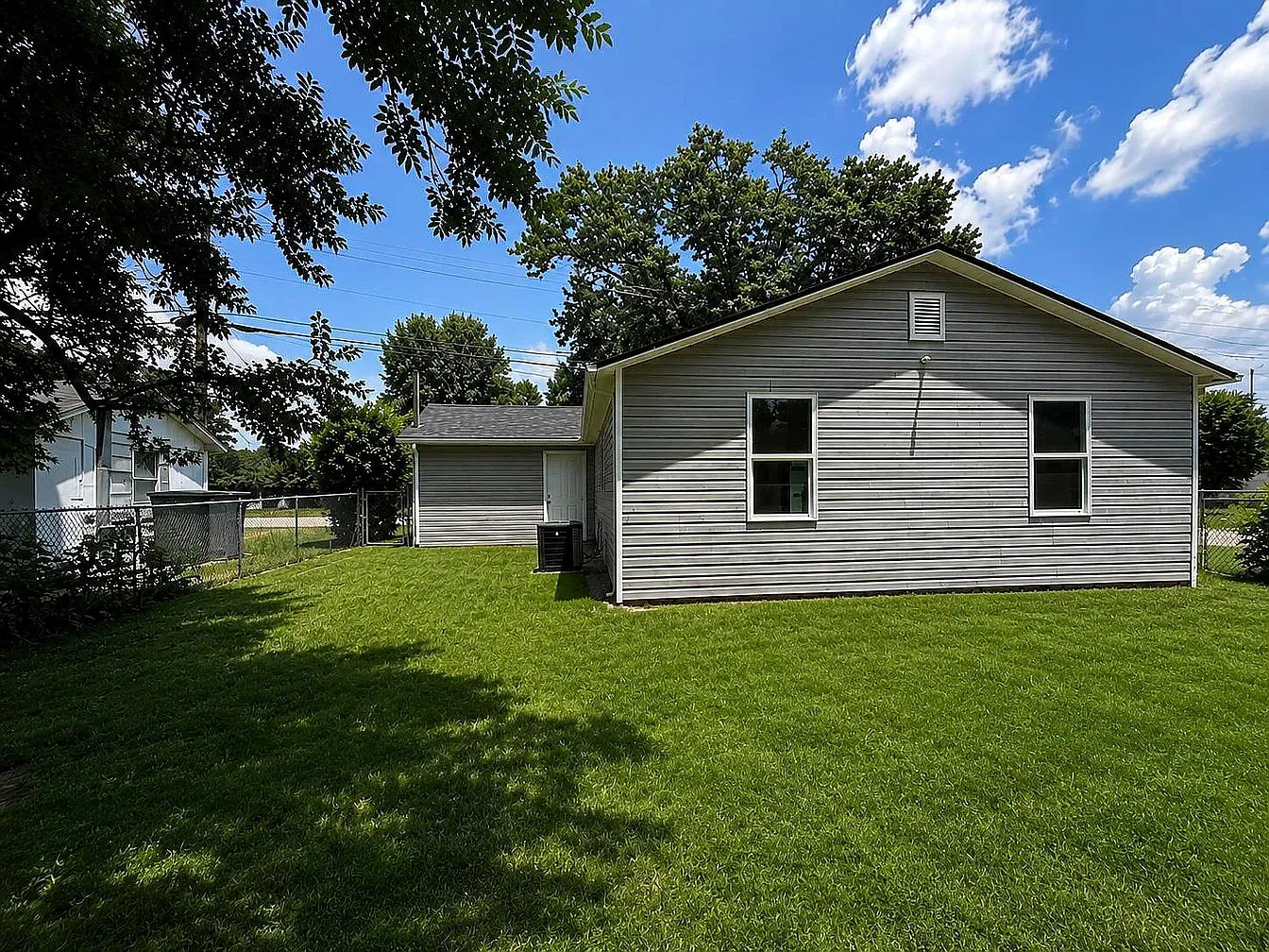 3 bed, 1100 sqft, $1,500 — Photo 2