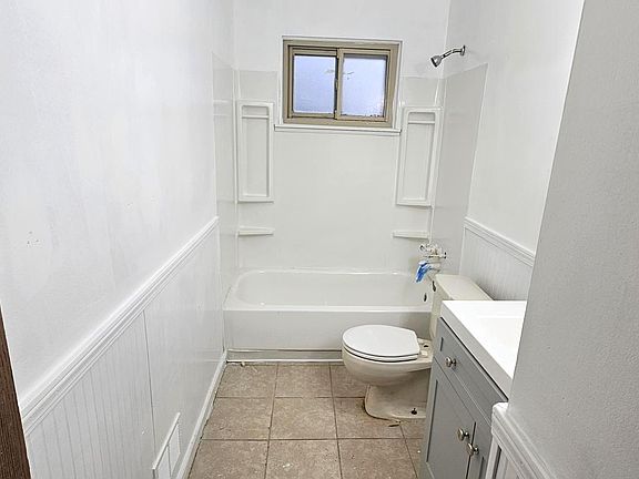 4th image of 20430 Annapolis St