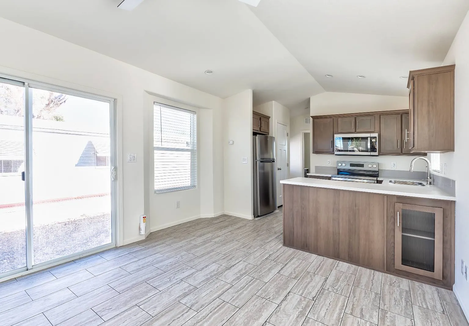 1 bed, 1.0 bath, 396 sqft, $1,250 — Photo 2