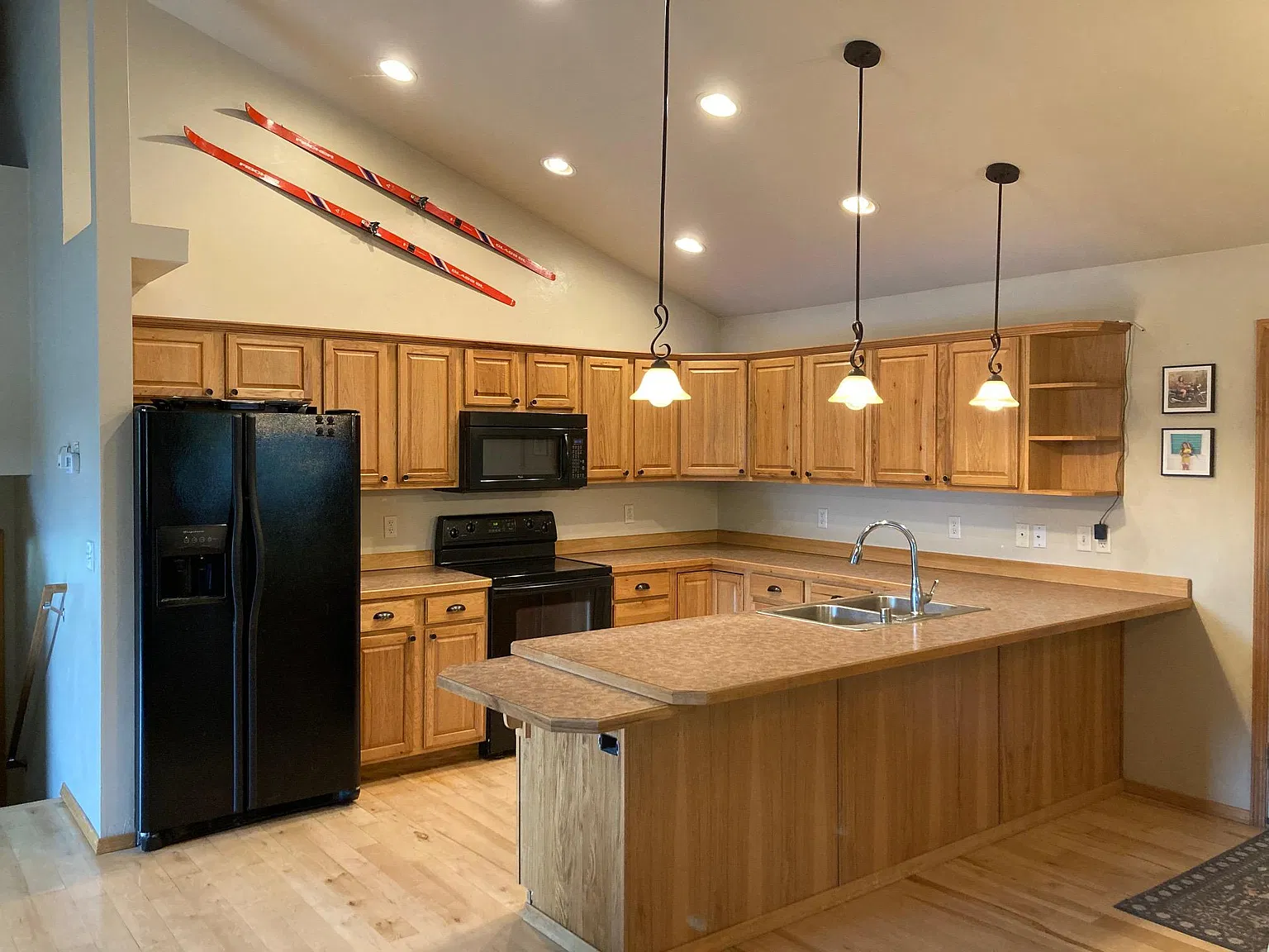 4 bed, 2104 sqft, $3,200 — Photo 3