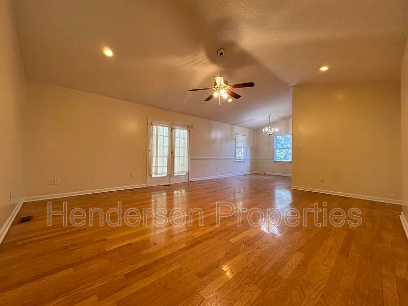 3 bed, 2.0 bath, 1476 sqft, $1,650 — Photo 2