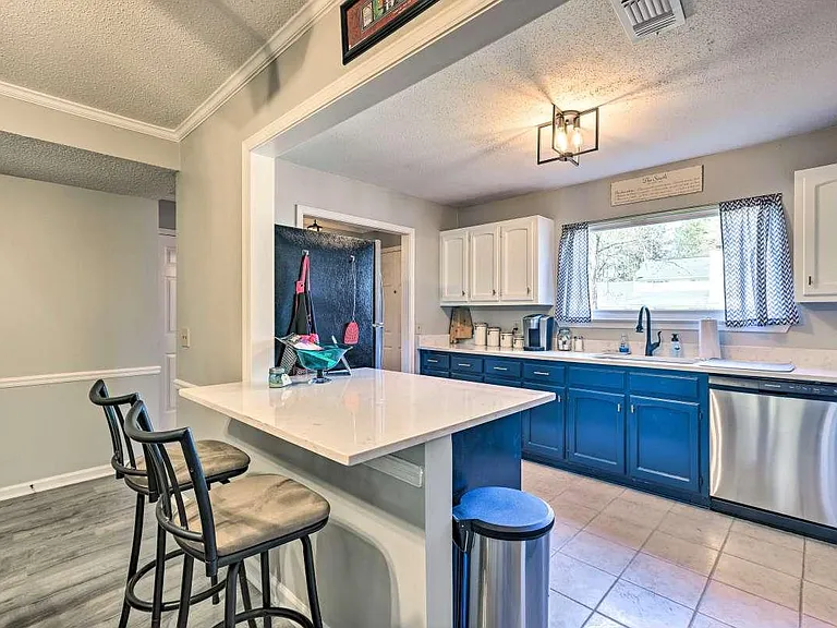 1073 Fairfax Dr — Photo 7