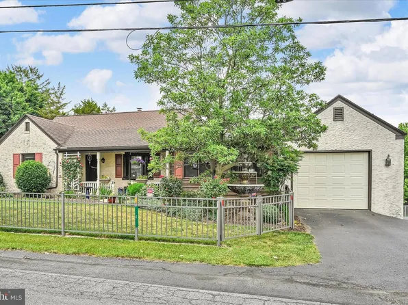 4 N Conestoga View Dr, Akron, PA 17501