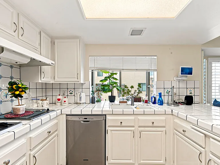 18721 Hatteras St #5 — Photo 13