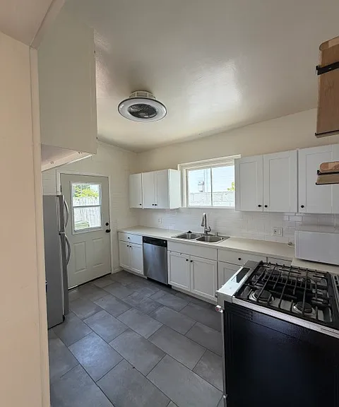 560 31st St — Photo 9
