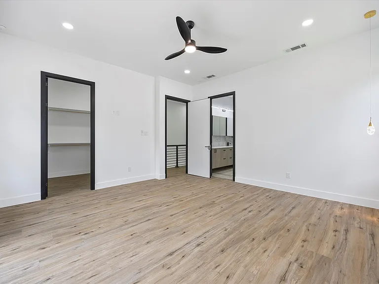 2811 Rodeo Dr — Photo 3