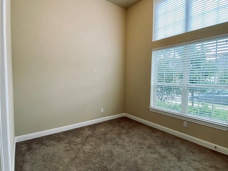821 Richardson Ln — Photo 18